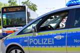 Am Mittwochnachmittag wurde in einem Wiesbadener Linienbus eine junge Frau von einem 21-Jährigen sexuell belästigt und auch noch beleidigt. Als die Frau auf sich aufmerksam machte, schritten andere Fahrgäste ein.