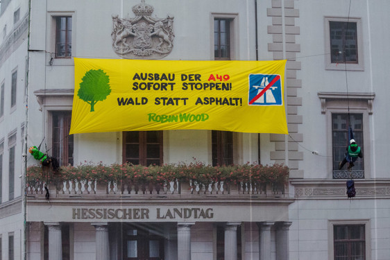 Die Aktivisten von Robin Wood seilten sich am Dienstag vom Hessischen Landtag ab.