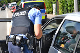 Groß angelegte Kontrollaktion der Polizei Wiesbaden am Donnerstag. Die Beamten haben die Kriminalität als auch den Straßenverkehr ins Visier genommen.