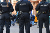 Kontrollen "Sicheres Wiesbaden": Polizist:innen auf Streife im Stadtgebiet am Mittwoch.