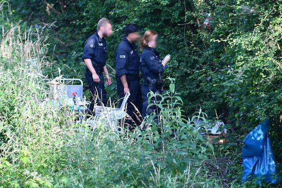Polizei findet Leiche am Mittwochnachmittag bei Wiesbaden-Erbenheim in der Nähe von den Bahngleisen der Ländchesbahn.