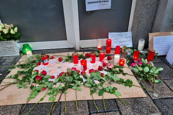 Kerzen und Blumen in der Wellritzstraße