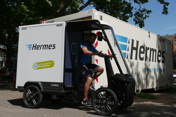 Der Paketlieferdienst Hermes hat jetzt - zunächst zeitlich befristet - ein Mikro-Depot auf dem Elsässer Platz in Wiesbaden. Von dort aus werden die Pakete mit Cargo-Bikes zu den Empfängern gebracht.
