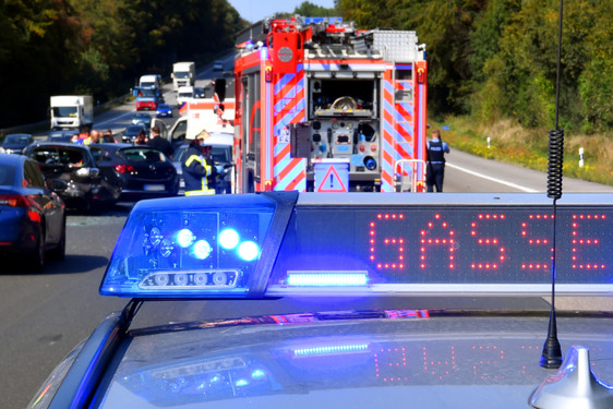 Honda schlittert über A66 und prallt in Mittelschutzplanke am Sonntag bei Wiesbaden-Erbenheim. Fünf Personen wurden verletzt. Rettungskräfte versorgen die Betroffenen.