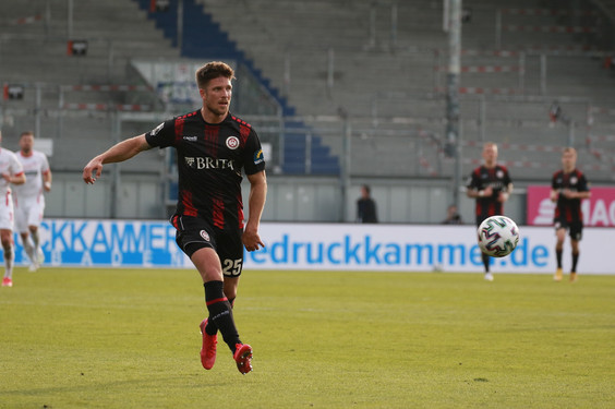 SV Wehen Wiesbaden spielt am 2. Advent gegen FC Hansa Rostock in der Brita Arena - Ob Dennis Kempe mit dabei sein wird, ist derzeit noch offen
