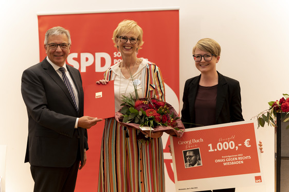 Die SPD Wiesbaden hat den Künstler Vollrad Kutscher sowie die „Omas gegen Rechts“ mit dem Georg-Buch-Preis ausgezeichnet. Monika Michaely nahm den wohlverdienten Preis entgegen.