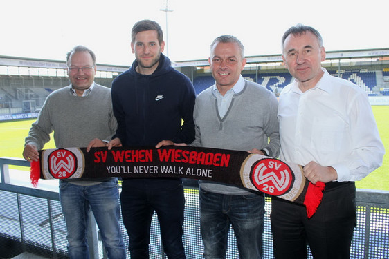 Zusammen geht's weiter (v.l.): SVWW-Sport-Geschäftsführer Nico Schäfer, Niklas Dams, Sportdirektor Christian Hock und SVWW-Geschäftsführer Dr. Thomas Pröckl.