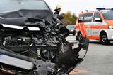 Verkehrsunfall auf der A3 bei Wiesbaden-Medenbach: Reisebus wechsel Fahrtseifen und versucht Crash mit einem Pkw. Zwei Personen verletzt. Busfahrer flüchtet. Die Polizei sucht nach Zeug:innen.