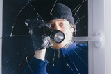 Einbrecher schlagen Fenster von Einfamilienhaus in Wiesbaden-Biebrich ein und machen anschließend Beute.