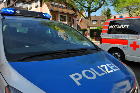 68-jährige Frau bei Auseinandersetzung in Wiesbaden-Klarenthal getötet. Rettungskräfte versorgen zunächst noch die Frau. Einsatzkräfte der Polizei nehmen den Freund als Tatverdächtigen fest.