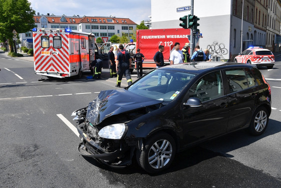 Kollision zwischen Rettungswagen und Pkw in Wiesbaden. Zahlreiche Rettungskräfte versorgen die insgesamt sieben verletzten Personen.