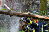 Eine Gewitterzelle traf am Donnerstagnachmittag Wiesbaden und richtete in kurzer Zeit teils erhebliche Schäden an. Die Feuerwehr musste zu umgestürzte Bäume, vollgelaufene Keller und Unterführungen ausrücken.