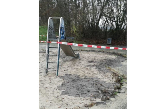 Eine bislang unbekannte Person hat in den Sandkasten eines Spielplatzes in Delkenheim Altöl gekippt.