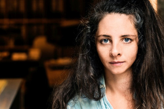 Die Verleihung des Wiesbadener Literaturpreises an  Schriftstellerin und Textperformerin Maren Kames wird auf den Sommer verschoben.