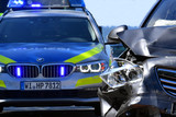 Nach einem Verkehrsunfall flüchtete ein Fahrer oder eine Fahrerin am Dienstag in Wiesbaden-Biebrich vom Unfallort und verursachte einen Sachschaden im fünfstelligen Bereich.