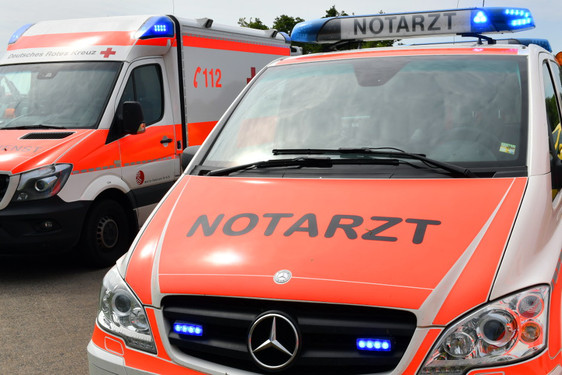 Schwere Verletzungen erlitt ein 33 Jahre alter Motorradfahrer bei einer Kollision mit einem Auto am Sonntagabend in Wiesbaden. Rettungskräfte versorgen den Mann.