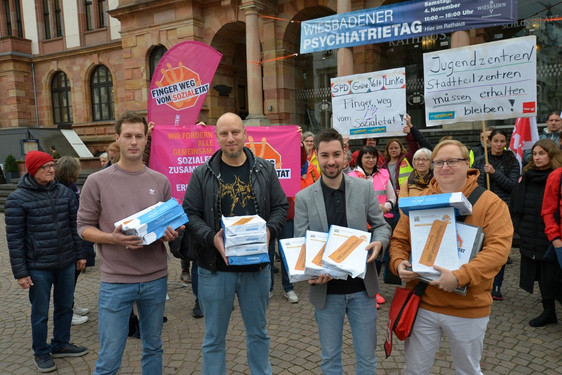 Über 13.000 Bürgerinnen und Bürger unterstützen Forderungen gegen Kürzungen im Sozialetat der Stadt Wiesbaden. Initiative übergab am Mittwoch die Unterschriften an die Politikerinnen und Politiker im Rathaus.