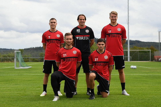 SV Wehen Wiesbaden startet mit den Vorbereitungen in die neue Saison. Neuzugänge: Gianluca Korte und Florian Carstens (hinten, l./r.) Tim Boss und Ben Bischof (vorne, l./r.) - SVWW-Trainer Rüdiger Rehm (hinten Mitte)
