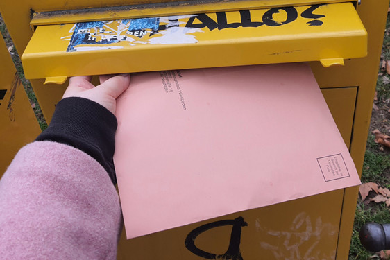 Bürger:innen sollten ihre Briefwahlunterlagen schnellstens in die Post geben.