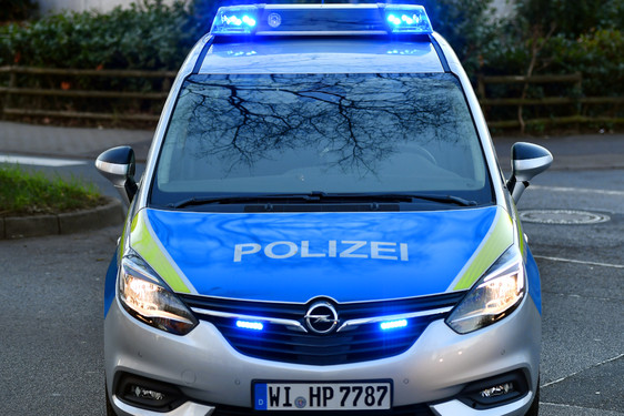 Jugendlicher bewirft Streifenwagen mit Steinen in Wiesbaden-Biebrich. Außerdem werden die Polizisten mit "ACAB"-Rufen beschimpft.