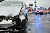 Am Donnerstag ereignete sich in Wiesbaden ein Auffahrunfall an einer roten Ampel mit vier Fahrzeugen. Eine Person erlitt dabei Verletzungen.
