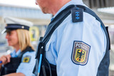 Die hessische Polizei setzt sich für „Gemeinsam Sicher in Hessen“ ein und startet eine umfassende Präventionsoffensive für die Bürger in Hessen. Dabei soll die Sicherheit in Hessen gestärkt werden.