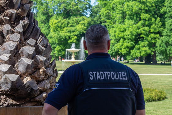 Die Wiesbadener Stadtpolizei kontrollierte an dem langen Pfingstwochenende die Corona-Auflagen in der Stadt. Nur wenige Verstöße mussten die Einsatzkräfte feststellen.