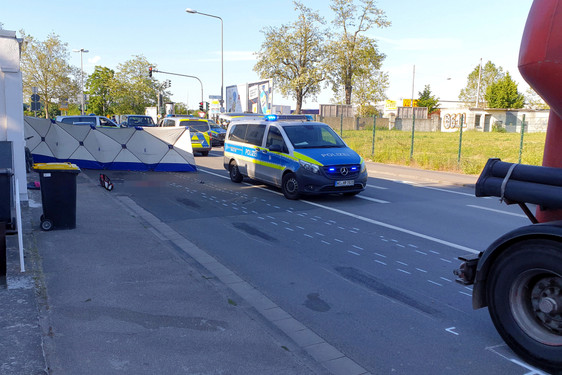 Verkehrsunfall mit tödlichem Ausgang in Wiesbaden-Schierstein. Lkw überrollte eine Fahrradfahrerin. Rettungsdienst und Polizei waren im Einsatz.