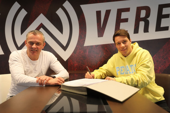 Freuen sich auf die weitere Zusammenarbeit (v.l.): SVWW- Sportdirektor Christian Hock und Dominik Prokop