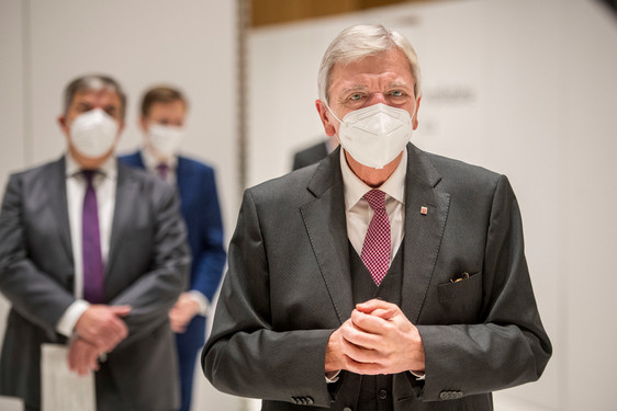 Ministerpräsident Volker Bouffier mit Maske