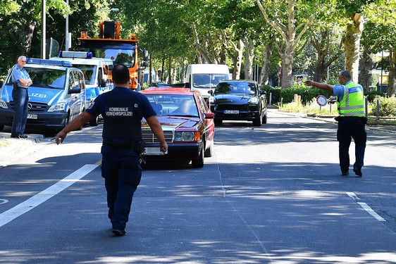 Kontrollmaßnahme der Polizei gegen die Tuning-, Raser- und Poser-Szene in Wiesbaden. 16 Fahrzeuge gestoppt und zahlreiche Verstöße aufgedeckt.