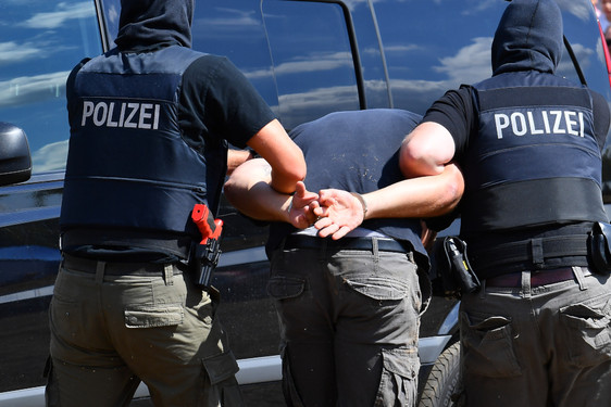 Schnelle Festnahme nach versuchtem Tötungsdelikt an einem 17-Jährigen auf Schlachthofgelände in Wiesbaden. Die Polizei nahm drei junge Männer fest.