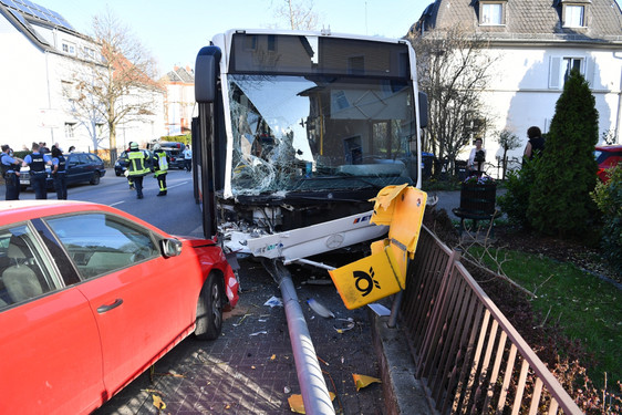 Linienbus kommt in Wiesbaden-Erbenheim von Fahrbahn ab und rammt mehrere Autos - Sieben Verletzte