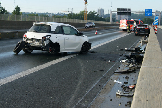 Opel-Fahrer hat Sekundenschlaf und kracht in einen Honda auf der A643 (Schiersteiner Brücke). Drei Personen werden verletzt. Rettungskräfte versorgen die Beteiligten. Feuerwehr und Polizei ebenfalls im Einsatz.