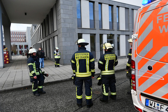 Erneut Buttersäure Attacke in Gesundheitsamt in Wiesbaden. Feuerwehr im Einsatz. Die Polizei ermittelt den Täter.