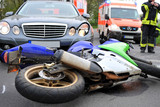 Nachdem sie einen Pkw übersehen hatte, musste eine Motorradfahrerin am Freitag ins Krankenhaus.