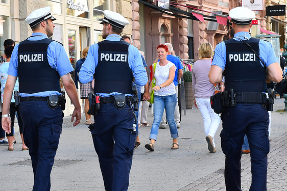 "Gemeinsam sicheres Wiesbaden": Polizei auf Kontrolle in der Wiesbadener Innenstadt.