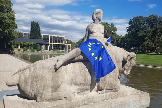 DIE LINKE und die Europa-Union sprechen sich dagegen aus, dass die Stadt Wiesbaden der AfD erlaubt, ihren Bundesparteitag im RheinMain CingressCenter abzuhalten. Die Entscheidung über den entsprechenden Antrag wurde zuletzt zum zweiten Mal aufgeschoben.