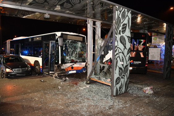 Busunfall am Wiesbadener Hauptbahnhof wohl menschliches Versagen - Staatsanwaltschaft ermittelt gegen beide Fahrer