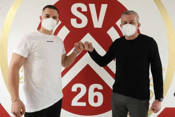 Auf weiterhin gute Zusammenarbeit (v.l.): SVWW-Kapitän Sebastian Mrowca und SVWW-Sportdirektor Christian Hock