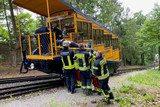 Einsitzkräfte transportieren am Mittwochnachmittag mit der Nerobergbahn einen Patienten mit einer Fußverletzung vom Neroberg ins Tal.