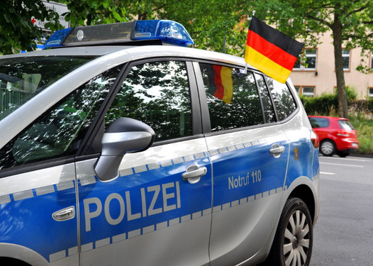 Polizeistreife mit Deutschland Flagge in Wiesbaden