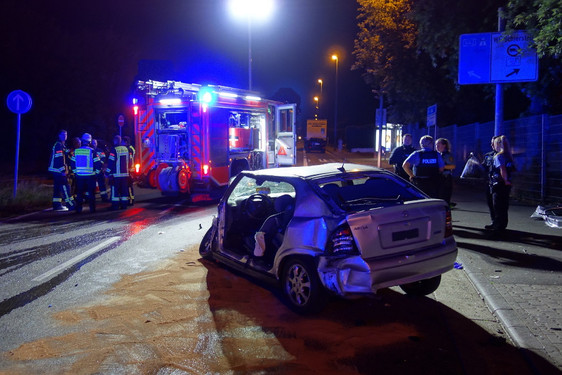 Zwei Autos kollidierten auf der Kreuzung Erich-Ollenhauer-Straße Ecke Saarstraße in Biebrich. Der Fahrer des Opel wird in seinem Fahrzeug eingeklemmt wund muss von der Feuerwehr befreit werden.