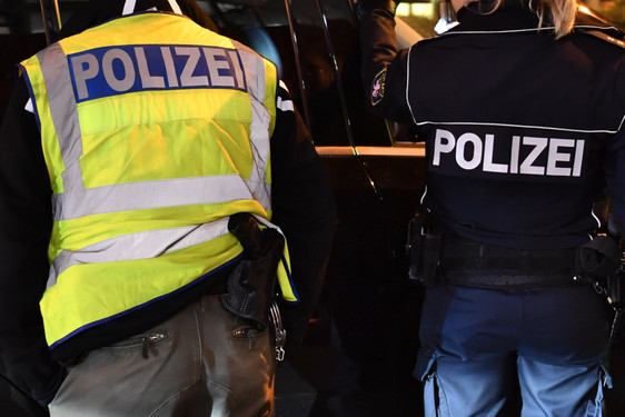 Großkontrolle im Kampf gegen Geldautomaten-Sprenger in der Nacht von Donnerstag auf Freitag an der A3 bei Wiesbaden-Medenbach. 400 Polizisten waren im Einsatz.