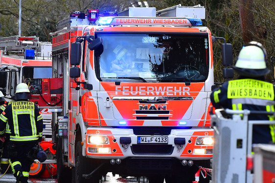 Küchenbrand fordert fünf Verletzte in der Nacht zum Dienstag in Wiesbaden. Feuerwehr und Rettungssanitäter im Einsatz.