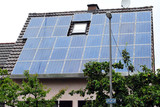 Städtisches Solarstrom-Förderprogramm stark nachgefragt. Immer Häuser in Wiesbaden haben Photovoltaikanlagen auf dem Dach.