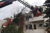 Sturmtief "Bennet“ beschäftigt Wiesbadener Feuerwehr am Rosenmontag. Baum stürzt gegen Haus.