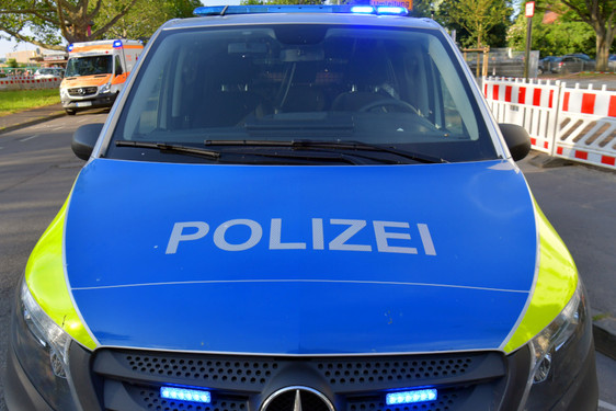 In einer dramatischen Rettungsaktion konnten Wiesbadener Polizisten das Leben eines Mannes retten, der bei Arbeiten an einer Solaranlage in Kelkheim einen lebensgefährlihen Stromschlag erlitt.