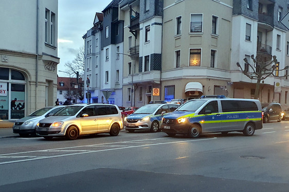 Schießerei am Sonntagabend in Wiesbaden-Biebrich. Zahlreiche Streifen und Polizisten sowie ein Polizeihubschrauber im Einsatz. Die Polizisten konnten mehrere mutmaßlich Tatverdächtige festnehmen.