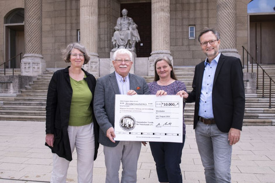 Der  Nassauische Verein für Naturkunde hat dem Museum Wiesbaden 10.000 Euro gespendet. Nun kann das Museum wieder kostenfreie Führungen und Workshops für Schulen und Kitas anbieten.